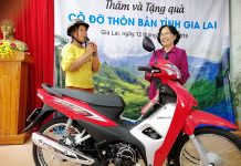 GS.TS Nguyễn Thị Ngọc Phượng (phải) trao tặng xe máy cho cô đỡ thôn bản tiêu biểu Rơ Châm A Lui- làng Mrông Yố 2, xã Ia Ka, huyện Chư Pah. Ảnh: Như Nguyện
