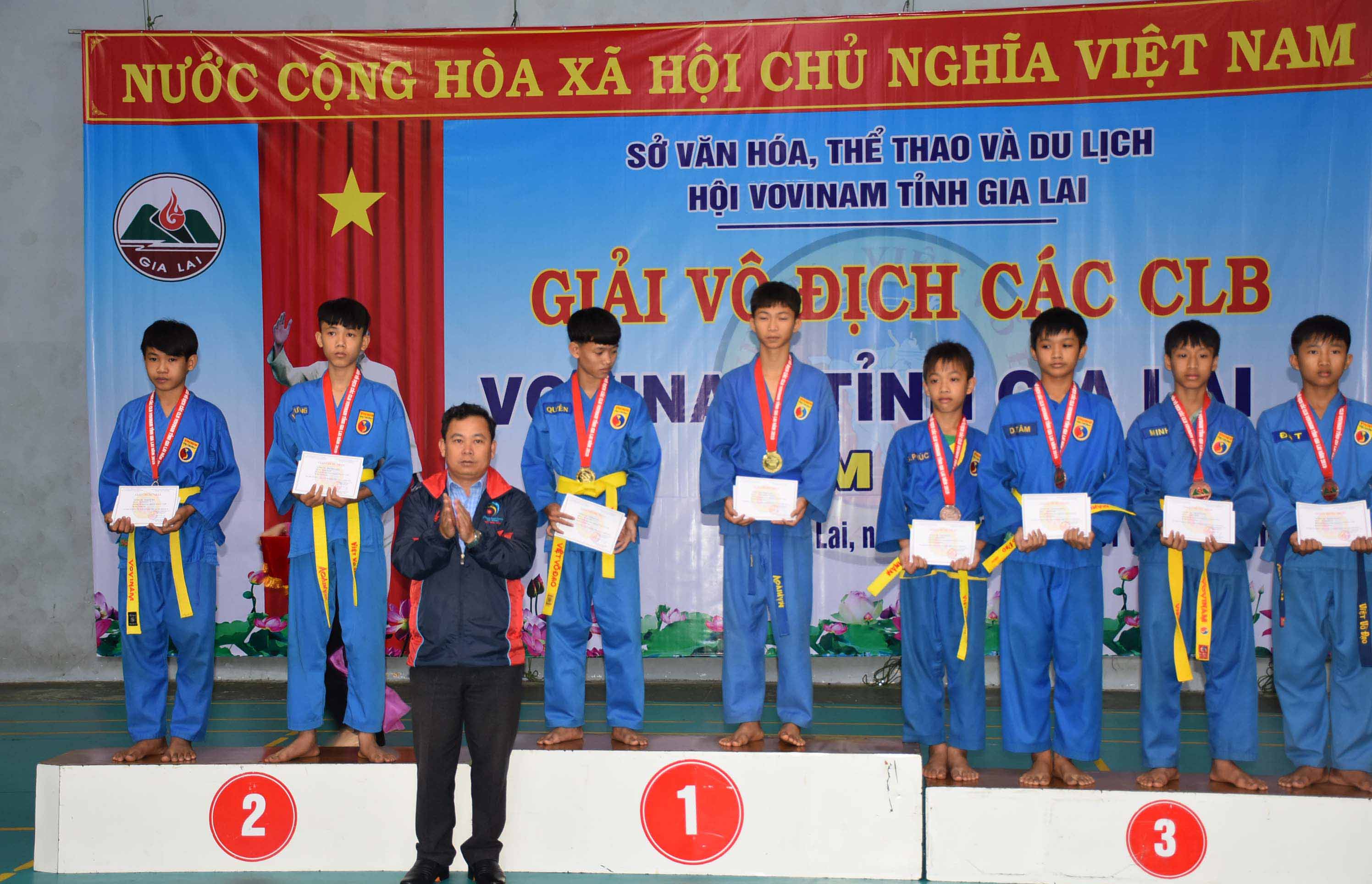 Ban tổ chức trao huy chương cho các vận động viên đạt giải. Ảnh: Hà Phương