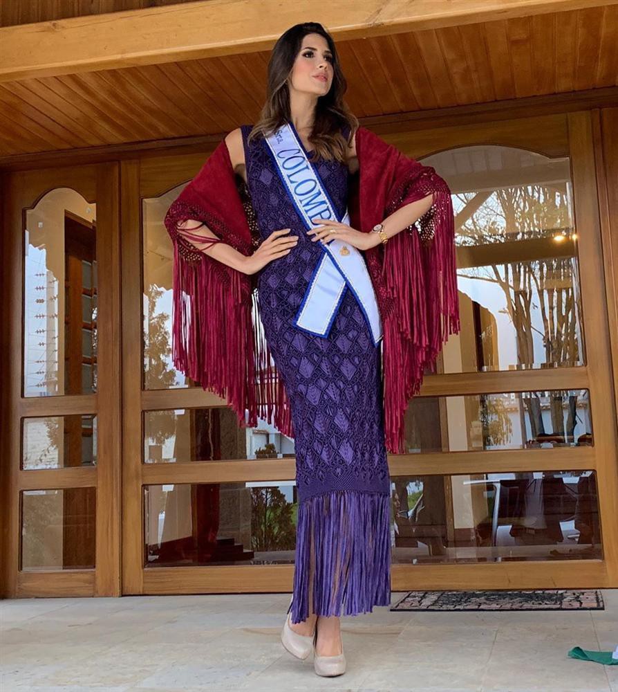Bản tin Hoa hậu Hoàn vũ 6/8: Hoàng Thùy lên đồ bó sát 'chặt đẹp' thời trang bà thím của đối thủ Colombia Ảnh 2