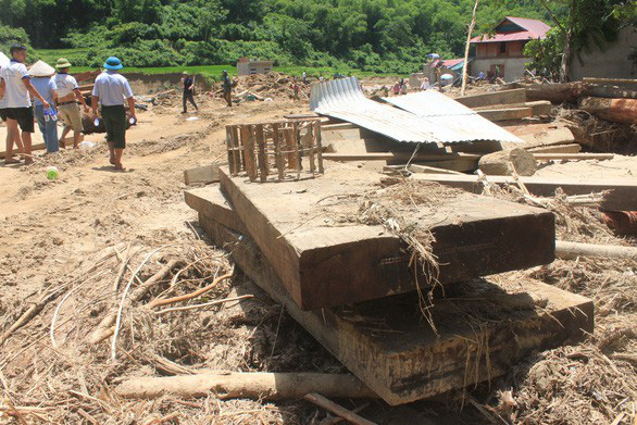 Thiệt hại khủng khiếp ở Sa Ná do gỗ lớn từ thượng nguồn đâm thẳng vào nhà dân - Ảnh 3.