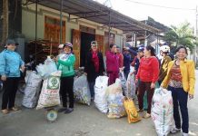  Thành viên CLB “Biến rác thành tiền” phân loại rác thải tái chế để bán lấy tiền mua quà tặng trẻ em nghèo. Ảnh: H.T