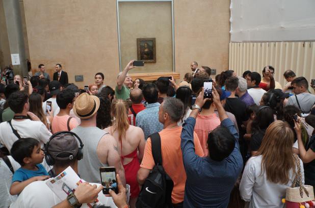 Chen chân chiêm ngưỡng tranh Mona Lisa, nhiều người phẫn nộ Ảnh 1