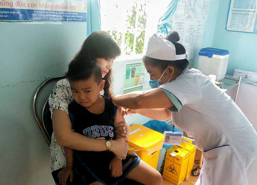   Tiêm bổ sung vắc xin sởi- rubella cho trẻ tại phường Phù Đổng, TP. Pleiku. Ảnh: Như Nguyện