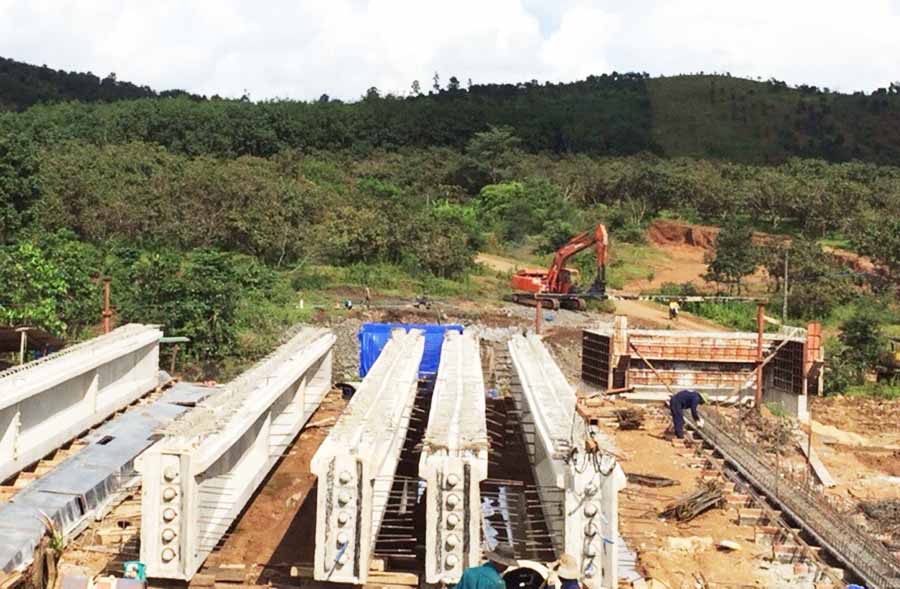  Dự án đường liên huyện Chư Pah-Ia Grai-Đức Cơ-Chư Prông đang được  đẩy nhanh tiến độ thi công.                    Ảnh: H.D