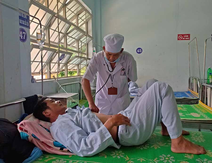   Bệnh nhân điều trị sốt xuất huyết tại Trung tâm y tế huyện Ia Pa.      Ảnh: N.L