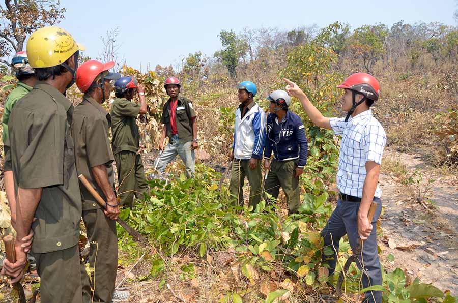  Lực lượng chức năng huyện Ia Pa tuyên truyền, vận động người dân giao đất để trồng rừng.  Ảnh: T.Đ