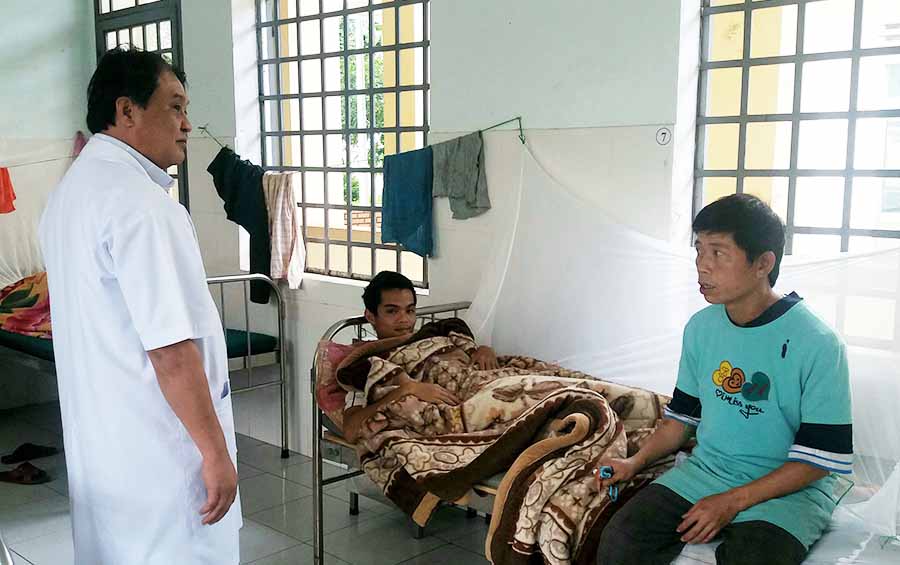   Bác sĩ Đồng Vĩnh Thanh thăm hỏi, động viên bệnh nhân an tâm điều trị. Ảnh: N.N