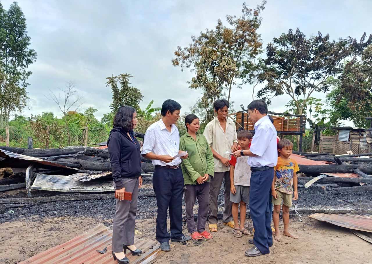 Phó Bí thư Thường trực Huyện ủy Ia Pa Nguyễn Minh Phúc thăm hỏi, hỗ trợ 6 triệu đồng cho gia đình ông Rô Ngian bị cháy nhà. Ảnh: Đức Phương