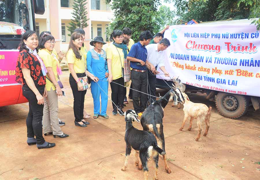 Hội LHPN huyện Củ Chi (TP. Hồ Chí Minh) hỗ trợ dê giống  cho hội viên, phụ nữ nghèo xã Ia Chía (huyện Ia Grai). Ảnh: H.T