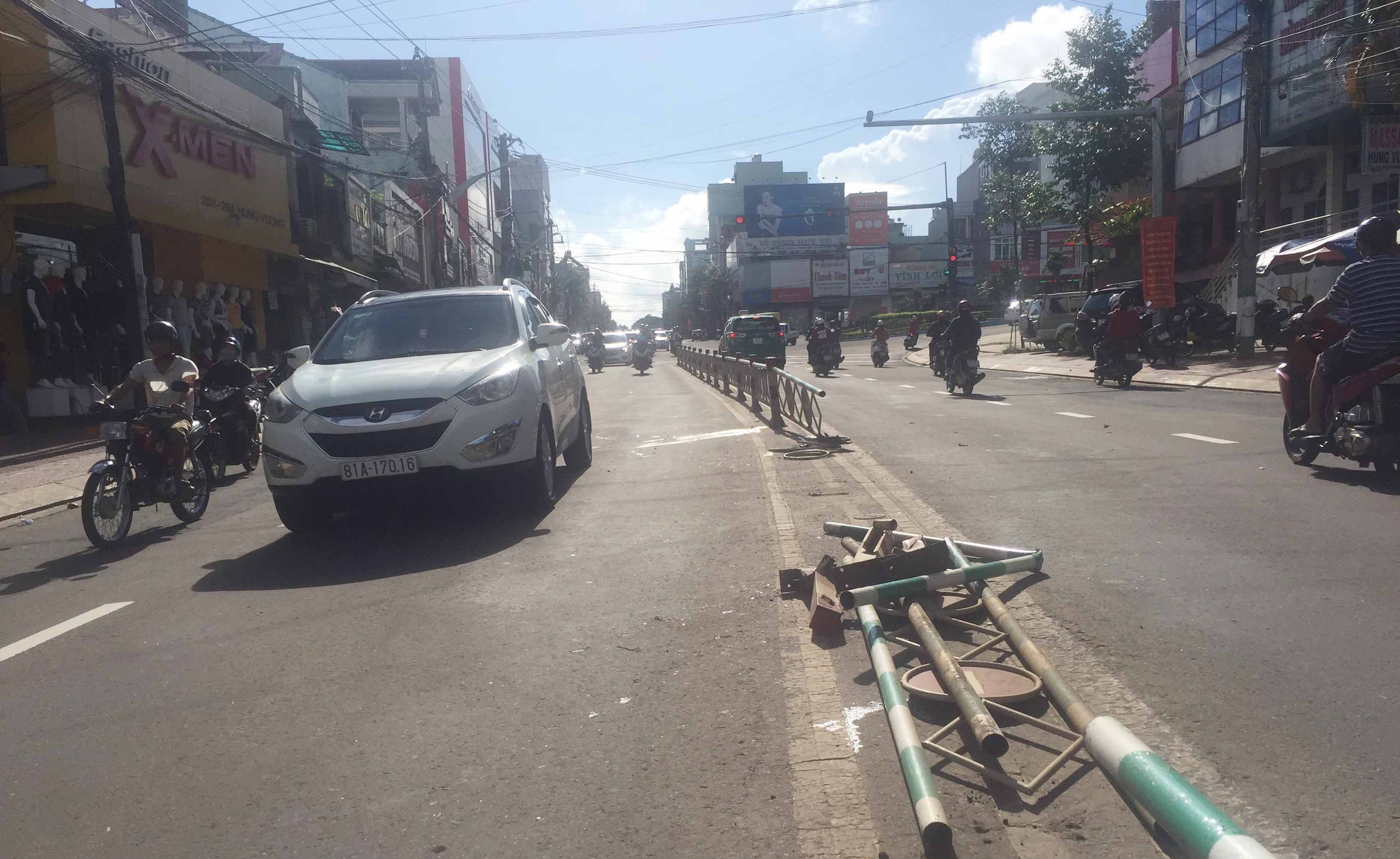 Khoảng 15 m dải phân cách đã bị cuốn văng. Ảnh: Văn Ngọc