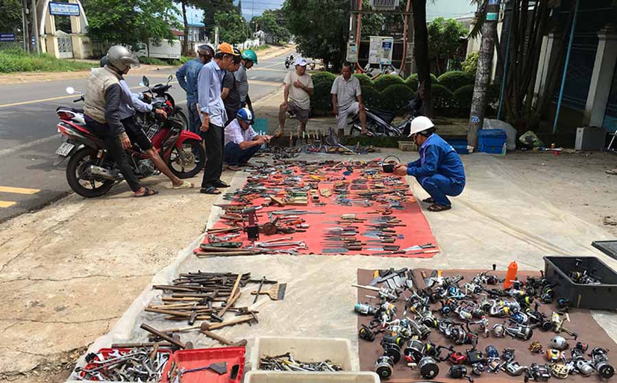   Anh Đoàn Hùng bày bán “hàng bãi” Nhật trên vỉa hè.   Ảnh: H.D