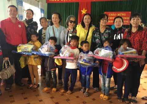   Tặng quà cho HS nghèo, khó khăn xã Ia Bă. Ảnh: Hồng Ngọc 