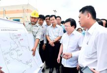 Phó Thủ tướng Chính phủ Trịnh Đình Dũng (thứ 2 từ phải qua) cùng lãnh đạo tỉnh thị sát Nhà máy Thủy điện An Khê-Ka Nak vào tháng 6-2016.  Ảnh: Đ.T