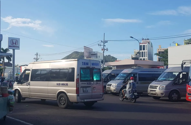 Chiếc xe khách của nhà xe Tám Mười đã chở quá tải, nhét khách bên cạnh tài xế vô cùng nguy hiểm cho sự an toàn của xe. (Ảnh chụp sau khi xe đến bến xe Quy Nhơn).