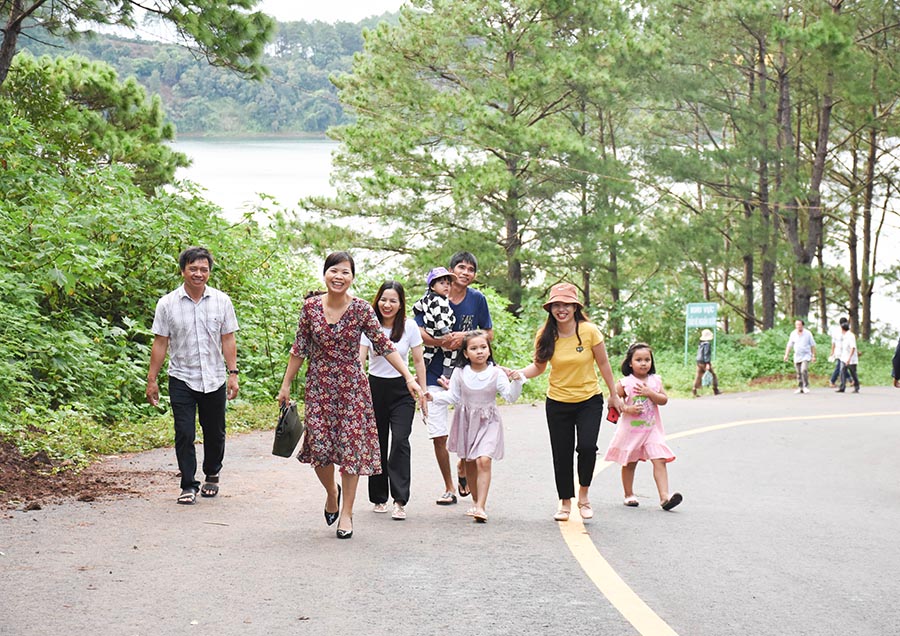 Khu du lịch sinh thái tâm linh Biển Hố hút khách dù thời tiết không mấy thuận lợi-Ảnh Trần Dung