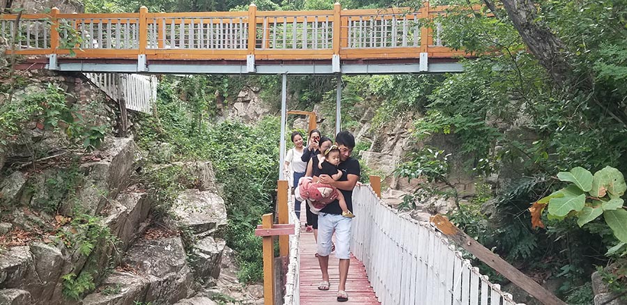  Nhiều du khách đến Khu du lịch sinh thái Suối Đá 2 (thị xã Ayun Pa) vui chơi trong dịp lễ 2-9.  Ảnh: Chí Hào
