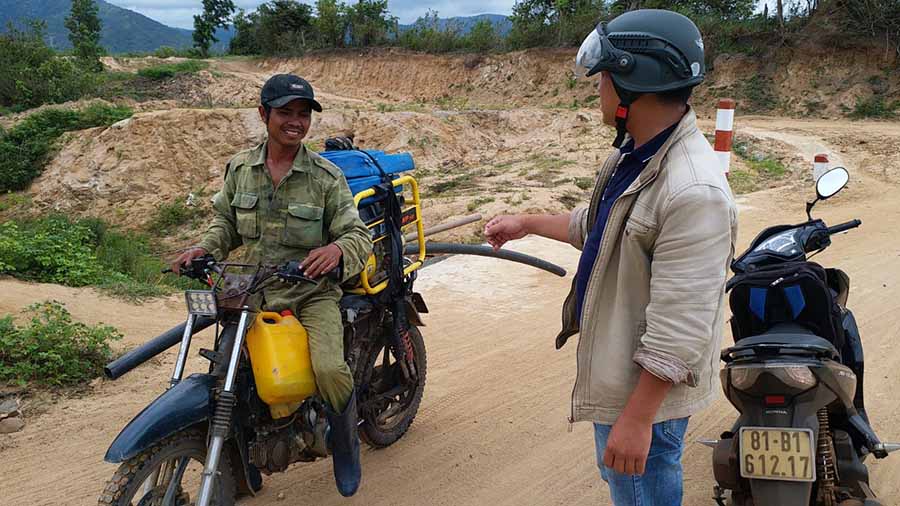 Anh Đinh Blơn, làng Hway (xã Hà Tam, huyện Đak Pơ) chở máy bơm nước đi cứu ruộng lúa của gia đình.  Ảnh: Lê Nam