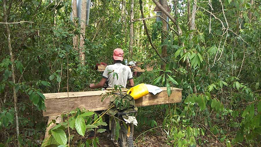 Lâm tặc dùng xe độ chế vận chuyển gỗ trái phép tại địa bàn xã Ia Rmok, huyện Krông Pa.  Ảnh: C.H