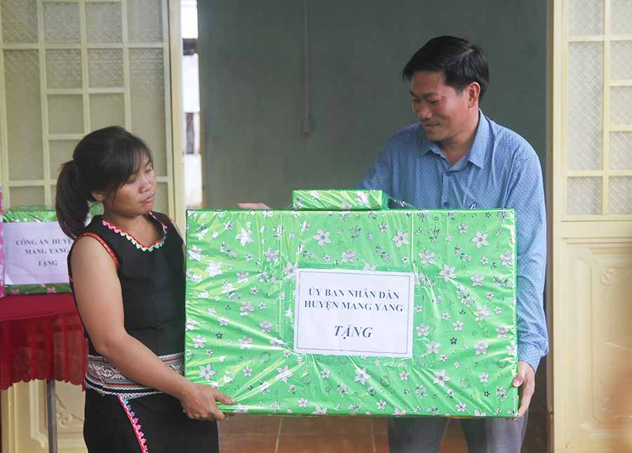  Ông Lê Trọng-Chủ tịch UBND huyện Mang Yang tặng quà cho gia đình chị Vil.  Ảnh: V.N