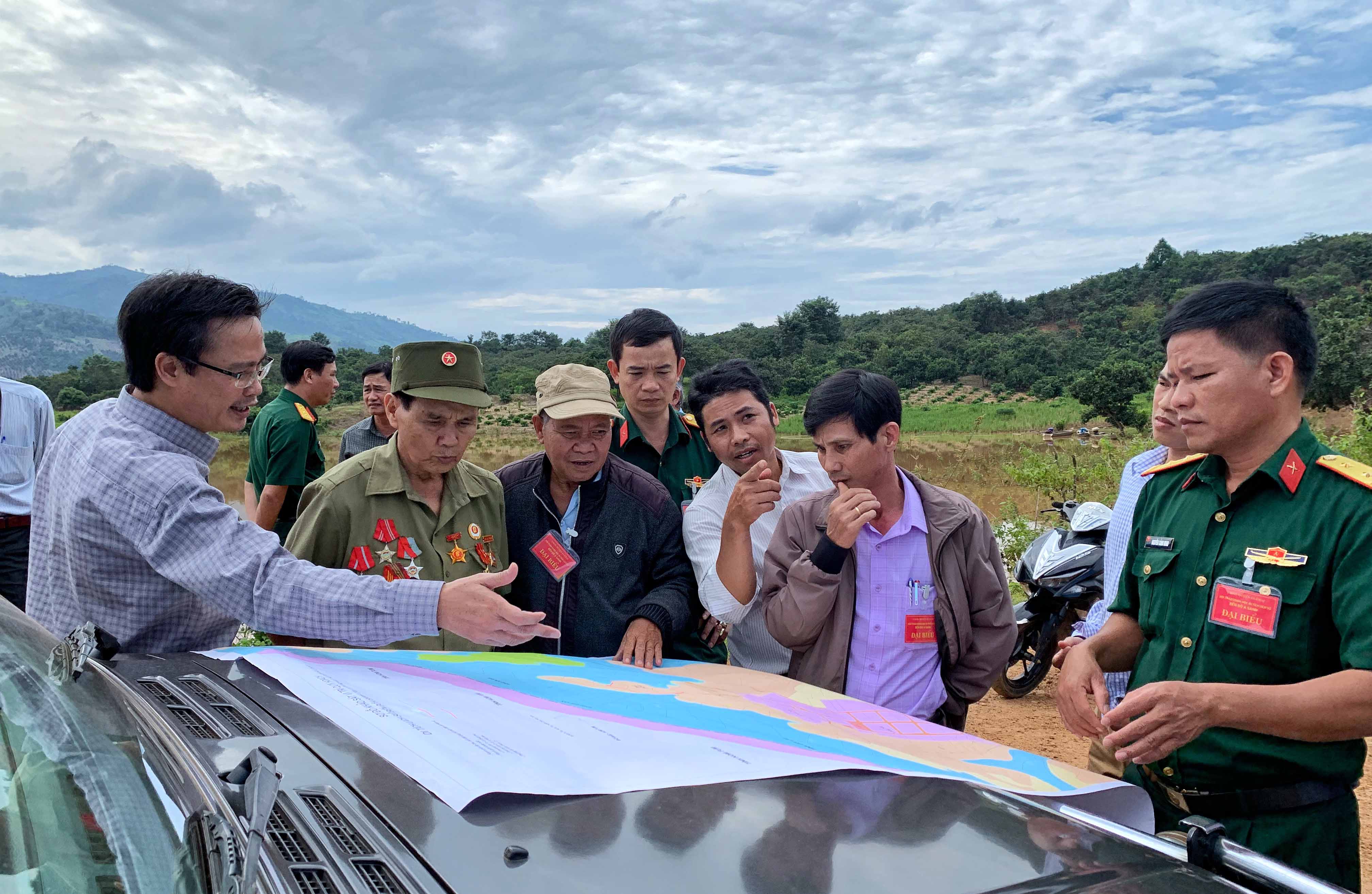 Khảo sát khu vực quy hoạch xây dựng di tích lịch sử-văn hóa bến đò A Sanh. Ảnh: Hoàng Ngọc