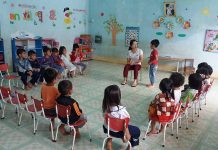   Các cháu học sinh Trường Mầm non thị trấn Phú Hòa (huyện Chư Pah) nghe cô giáo hướng dẫn các biện pháp vệ sinh cá nhân phòng bệnh. Ảnh: Như Ý