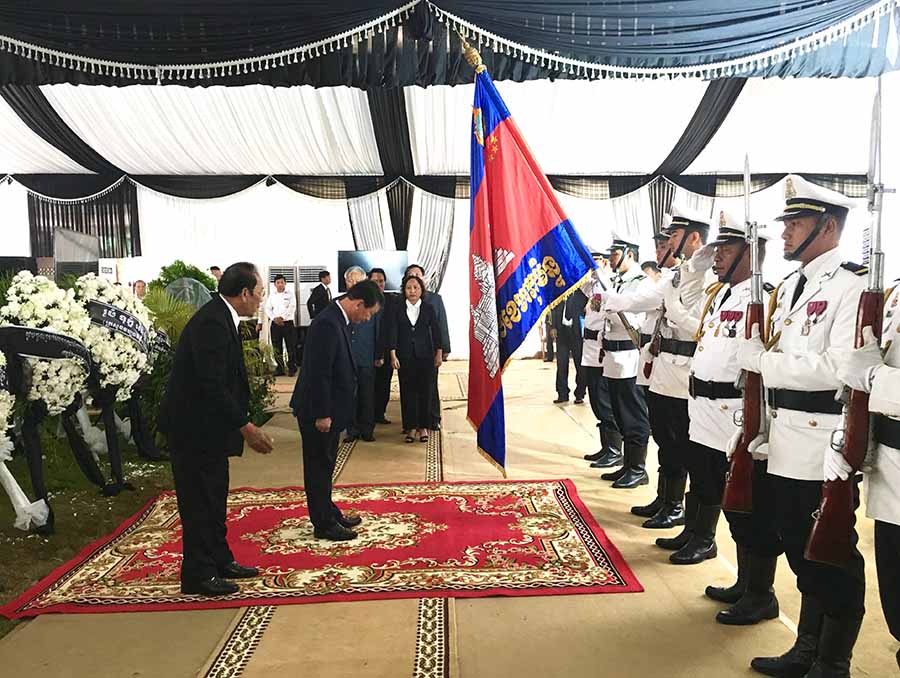 Đoàn lãnh đạo do Bí thư Tỉnh ủy Dương Văn Trang làm Trưởng đoàn đến viếng Ngài Bu Thoong. Ảnh: H.D