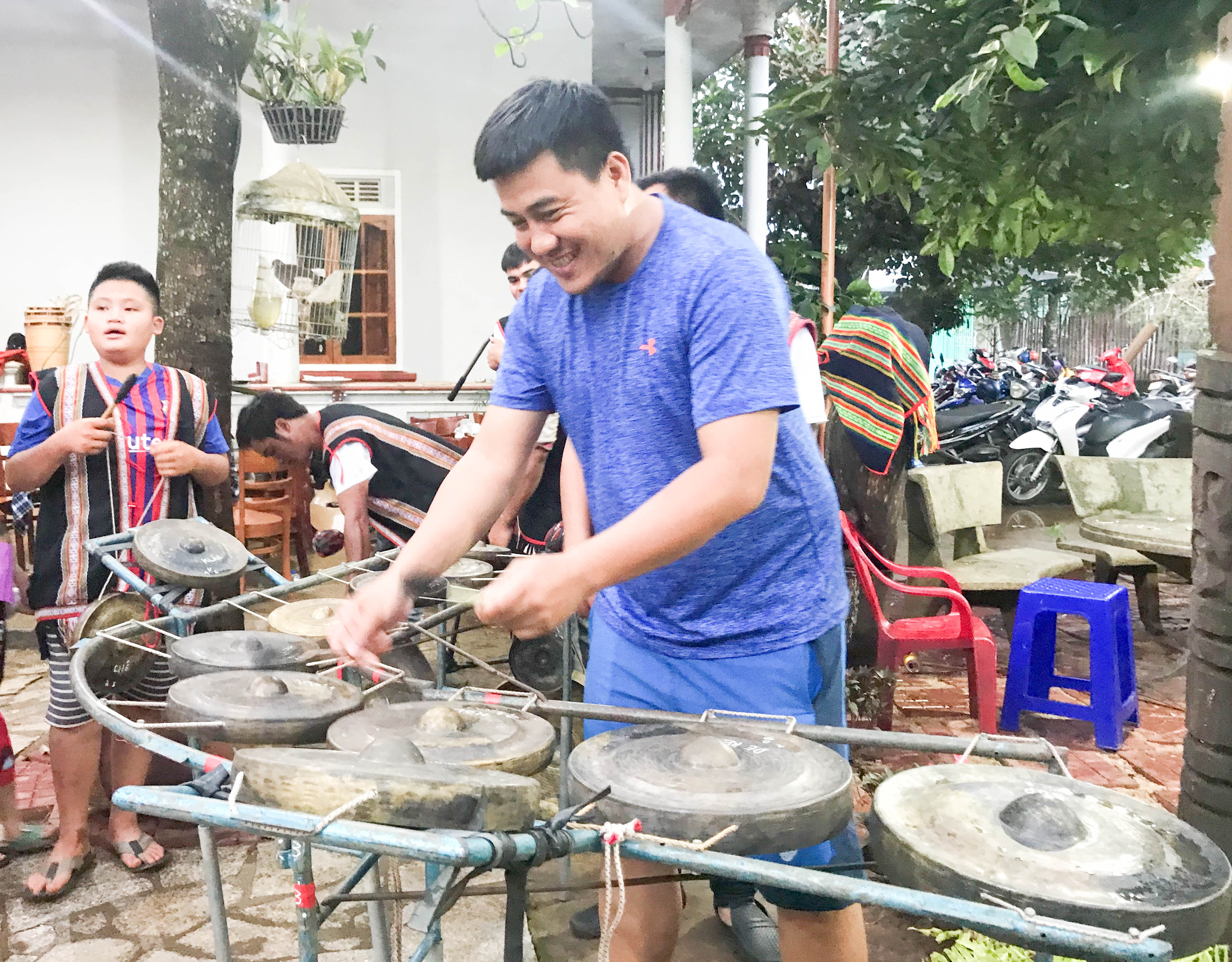 Du khách được trải nghiệm văn hóa dân tộc Jrai. Ảnh: Trần Dung