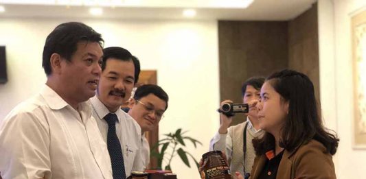 Phó Chủ tịch UBND tỉnh Kpă Thuyên (bìa trái) tham quan gian hàng trưng bày của HTX Mật ong Phương Di  Ia Grai tại một hội nghị xúc tiến thương mại. Ảnh: S.C