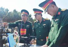   Thiếu tá Phan Thành Trung (bìa trái) giới thiệu về sáng kiến bơm dầu cầu, dầu hộp số tại buổi khai mạc huấn luyện. Ảnh: A.H