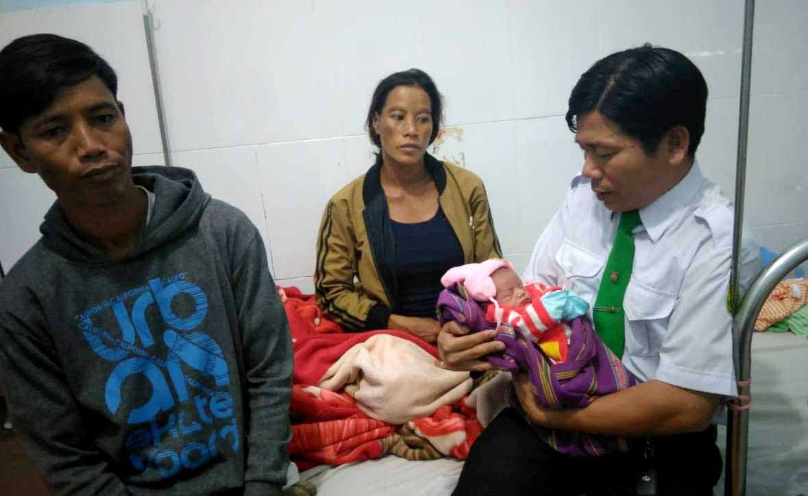 Anh Thành và vợ chồng chị Đinh Hen cùng cháu bé tại Trung tâm Y tế huyện Chư Sê. Ảnh: Lê Hòa