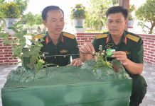   Thiếu tá Đào Xuân Tuyến (bìa phải) bên thiết bị kiểm tra thực hành dò,  gỡ mìn vướng nổ.                   Ảnh: A.H