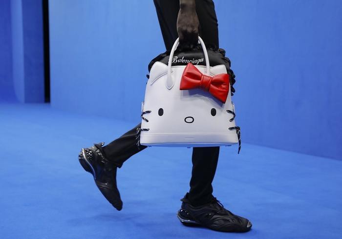 Trend xuân hè 2020 từ Balenciaga: Người mẫu nam xách túi Hello Kitty tự tin sải bước Ảnh 2