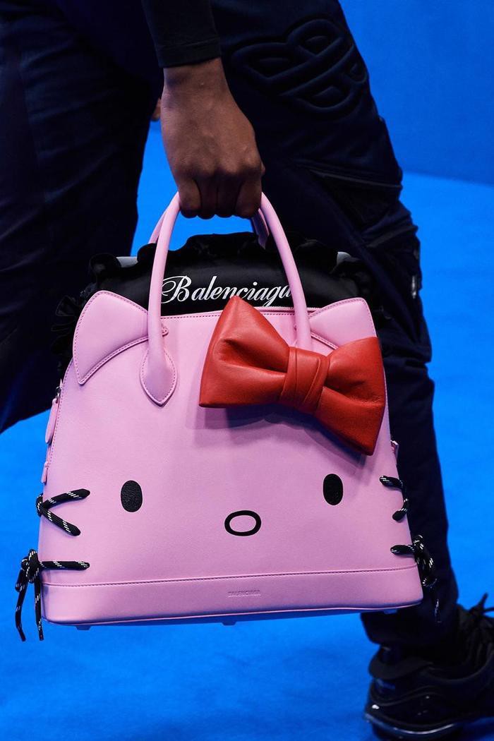 Trend xuân hè 2020 từ Balenciaga: Người mẫu nam xách túi Hello Kitty tự tin sải bước Ảnh 3