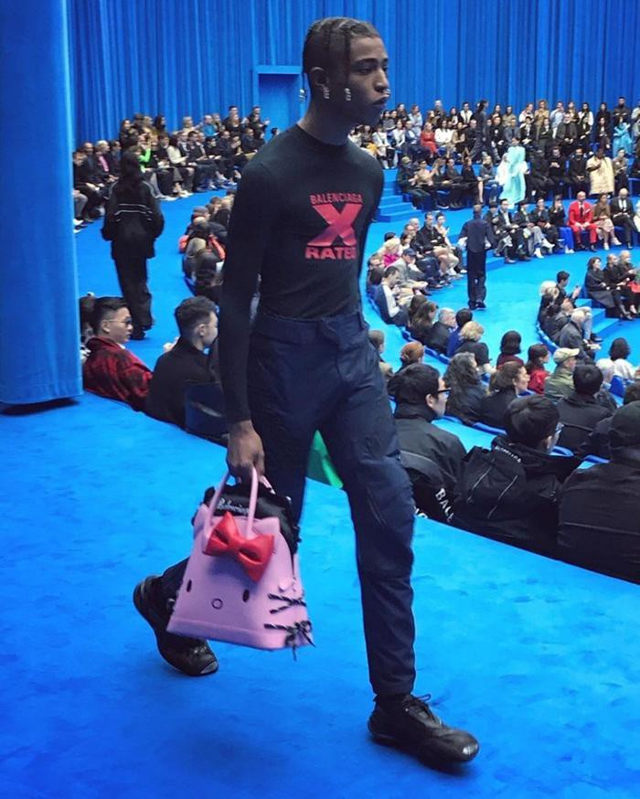 Trend xuân hè 2020 từ Balenciaga: Người mẫu nam xách túi Hello Kitty tự tin sải bước Ảnh 4