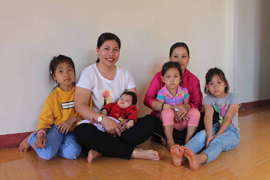  Chị Nguyễn Thị Bình (thứ 2 từ trái sang) đến thăm gia đình chị Nguyễn Thị Giang.   Ảnh: T.B