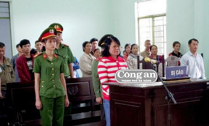 Bị cáo Nguyễn Thị Huệ lãnh 30 tháng tù giam. Vbtt 02