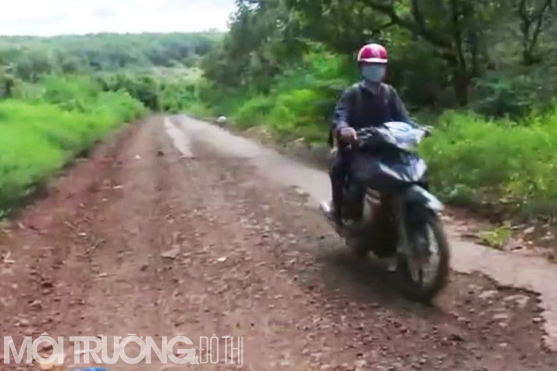 Các phương tiện qua lại luôn lo lắng và mong muốn con đường sớm được nâng cấp, sửa chữa. vbtt
