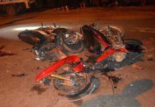2 xe máy bị hư hỏng nặng sau vụ tai nạn. Ảnh: Văn Ngọc