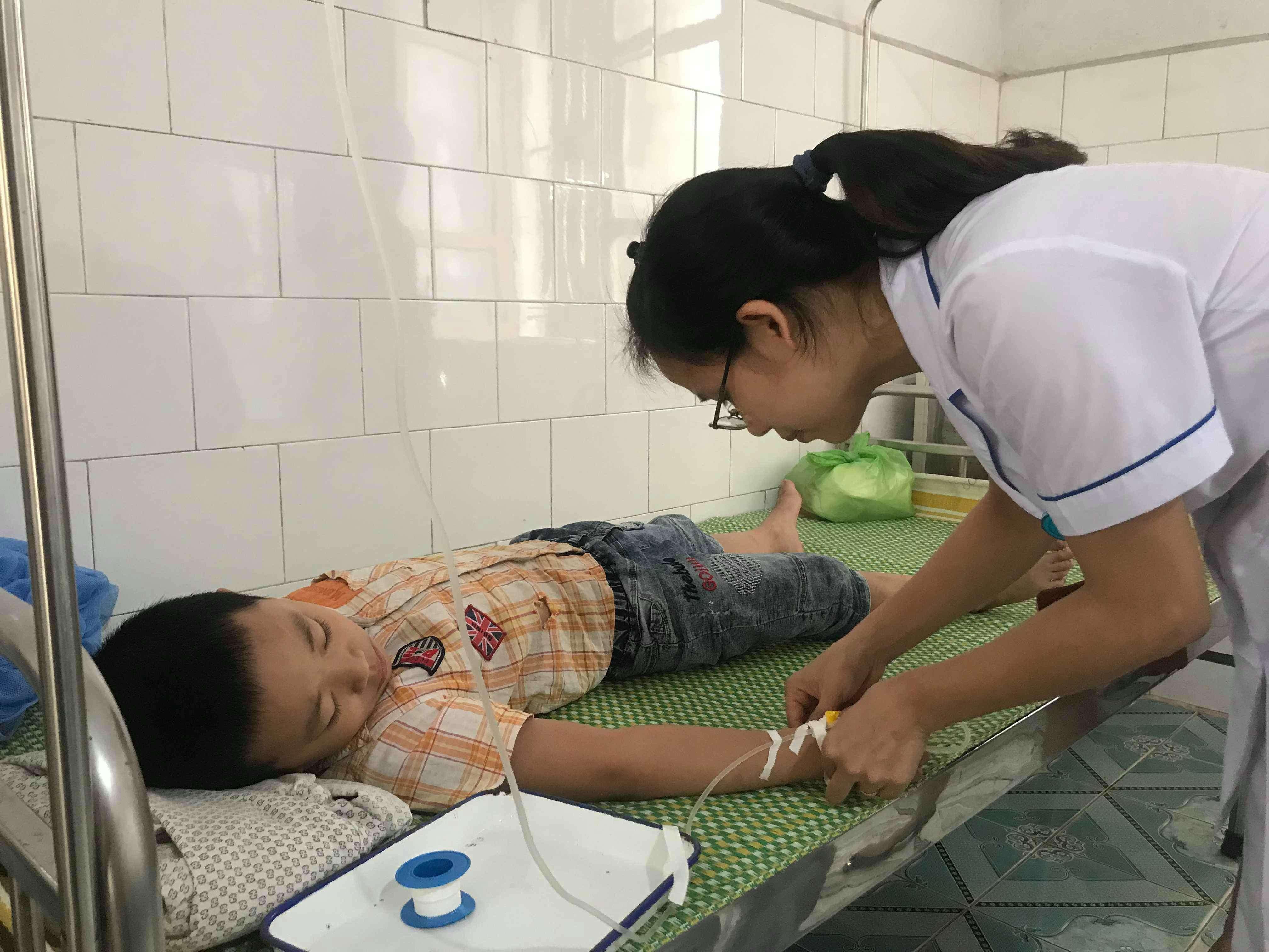 68 học sinh tiểu học ở Hải Dương nhập viện sau bữa ăn bán trú Ảnh 1