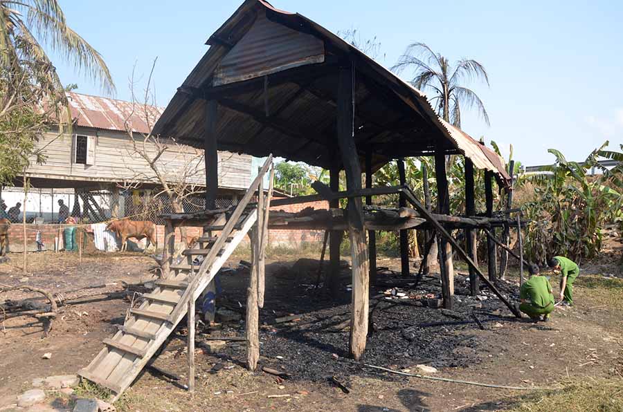  Ngôi nhà sàn của chị Nay HTươi (tổ 8, phường Đoàn Kết, thị xã Ayun Pa) sau vụ cháy. Ảnh: Đ.P