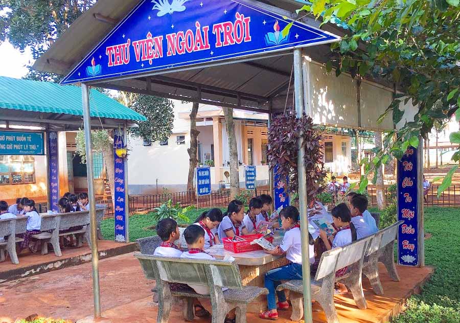 Thư viện ngoài trời xanh-sạch-đẹp được cán bộ, giáo viên Trường Tiểu học Cù Chính Lan đóng góp xây dựng-Ảnh Hồng Thi. jpg