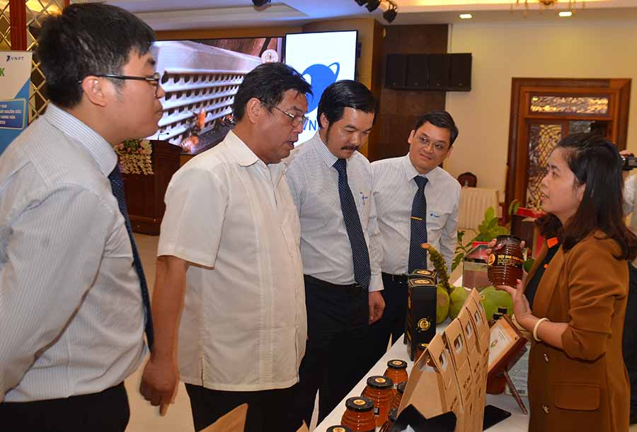    Chị Trần Thị Hoàng Anh-Giám đốc HTX Mật ong Phương Di Ia Grai giới thiệu sản phẩm mật ong đạt chuẩn VietGAP và được gắn tem truy xuất nguồn gốc của HTX.              Ảnh: L.N