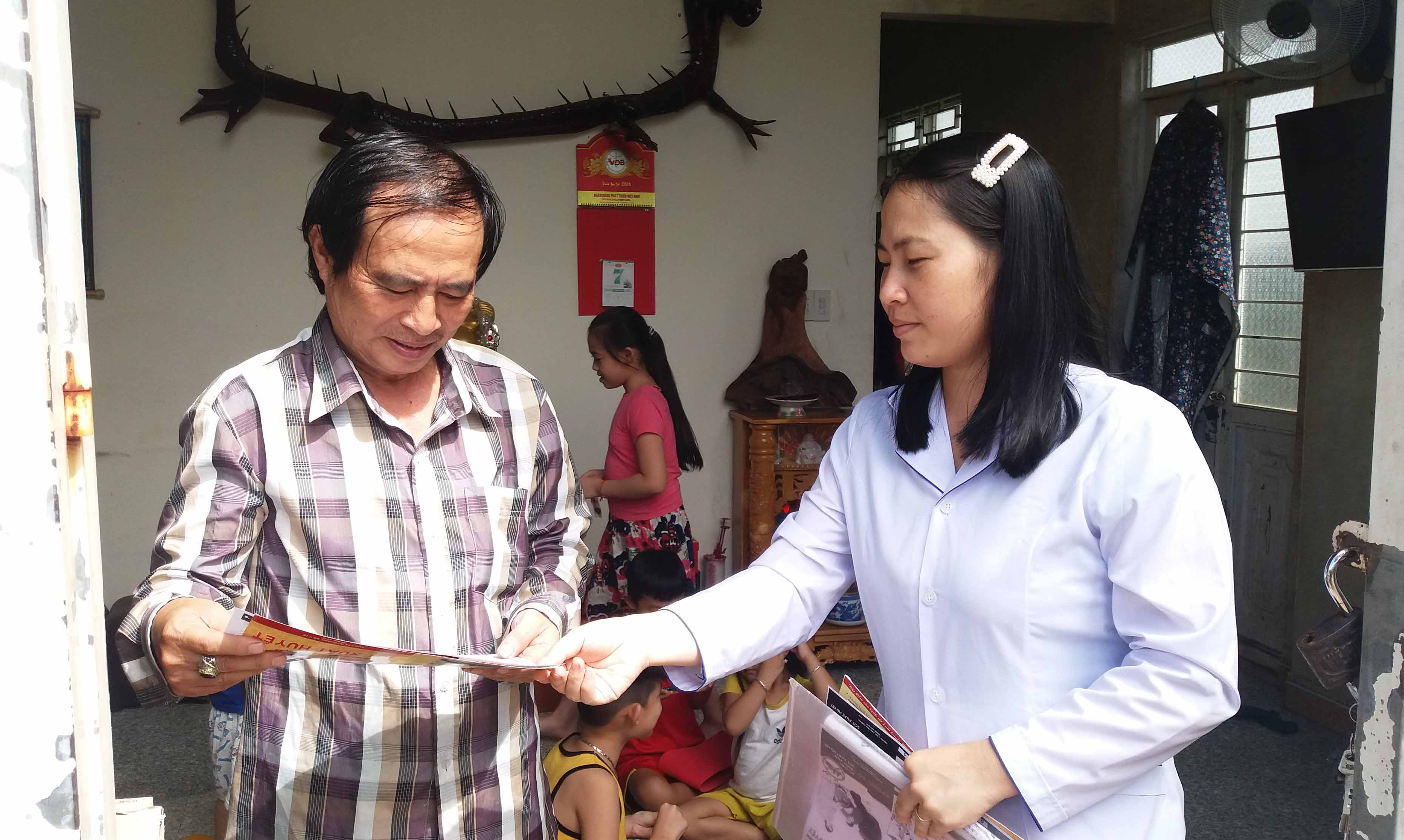 Cán bộ y tế phường Ia Kring, TP.Pleiku tuyên truyền người dân phòng- chống sốt xuất huyết. Ảnh: Như Nguyện