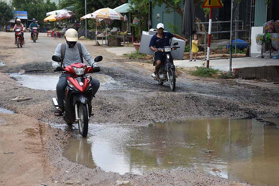 Trên tỉnh lộ 662B (nối từ trung tâm huyện Ia Pa đến ngã ba Plei Tăng, huyện Phú Thiện) có một đoạn bị hư hỏng nặng. Ảnh: Hà Phương