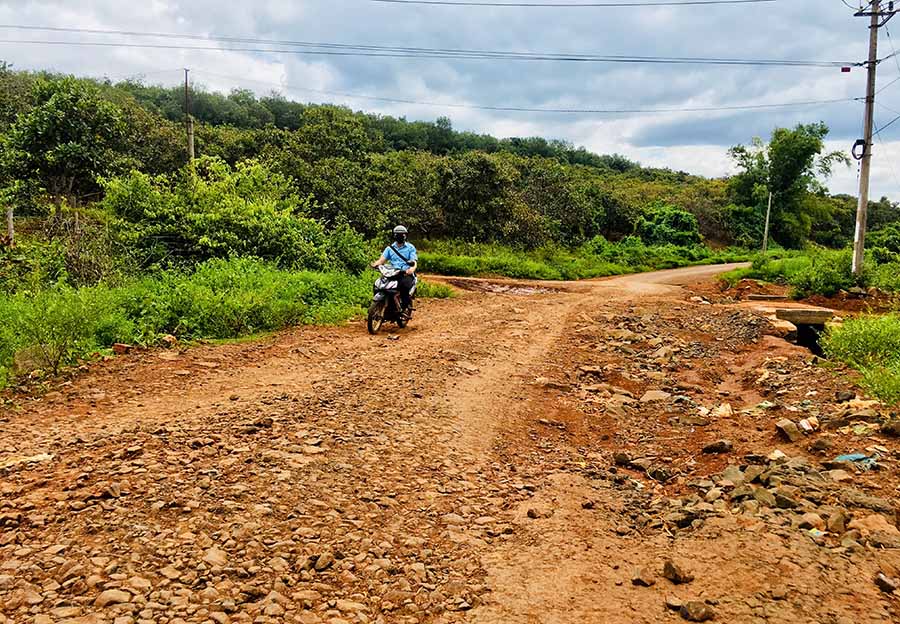   Dốc Biên phòng (làng Bang, xã Ia Chía) xuống cấp nghiêm trọng. Ảnh: H.L