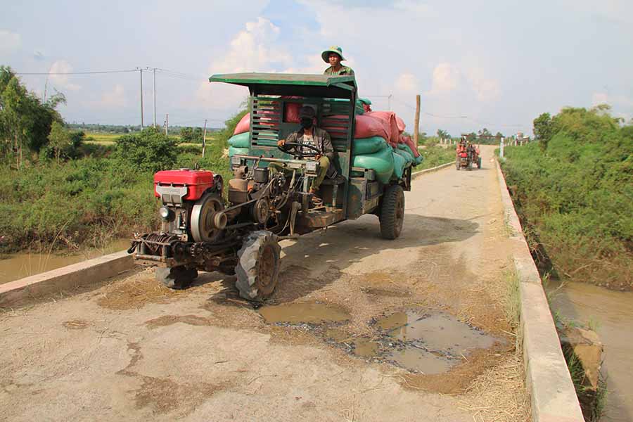  Cầu Máng bắc qua sông Ayun (huyện Phú Thiện) không có lan can bảo vệ. Ảnh: C.H