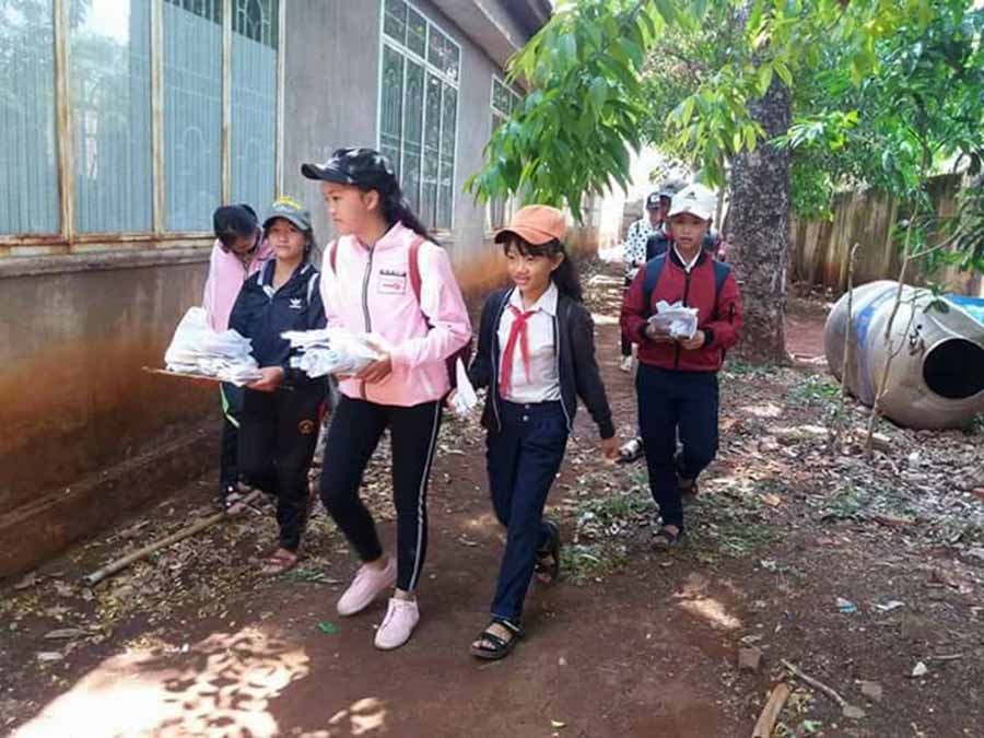   Các thành viên đội xung kích bảo vệ môi trường của Trường THCS Lê Lợi (xã Tân Sơn,  TP. Pleiku) thu gom và phân loại rác thải để bán lấy tiền mua quà tặng bạn nghèo. Ảnh: H.T