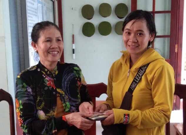 Chị Lê Thị Trúc Mai (bên trái) trả lại ví tiền cho chị Nguyễn Thị Hữu. Ảnh: Đức Phương          