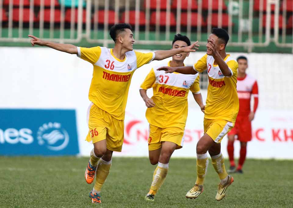 Các cầu thủ U21 Hồng Lĩnh Hà Tĩnh vui mừng giành quyền vào bán kết. Ảnh: Anh Tiến