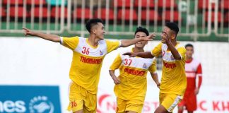 Các cầu thủ U21 Hồng Lĩnh Hà Tĩnh vui mừng giành quyền vào bán kết. Ảnh: Anh Tiến